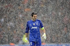 ayx·爱游戏电竞体育-年终总决赛最新形势：武汉三镇高居榜首，洛杉矶湖人强势追赶，冠军归属成迷